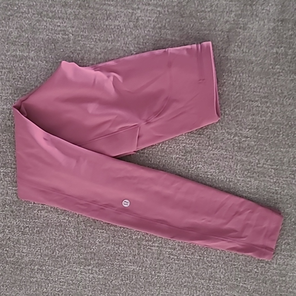 NWOT Lululemon 🍋 size 4 full length 28", lots of pockets! So soft!